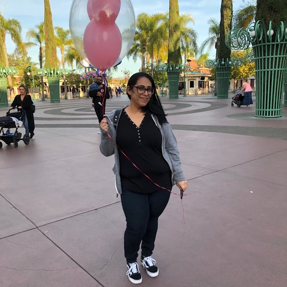 Meet your Posher, Erica - Picture 1 of 2